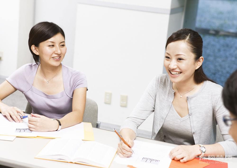 如何预算办公室装修成本？